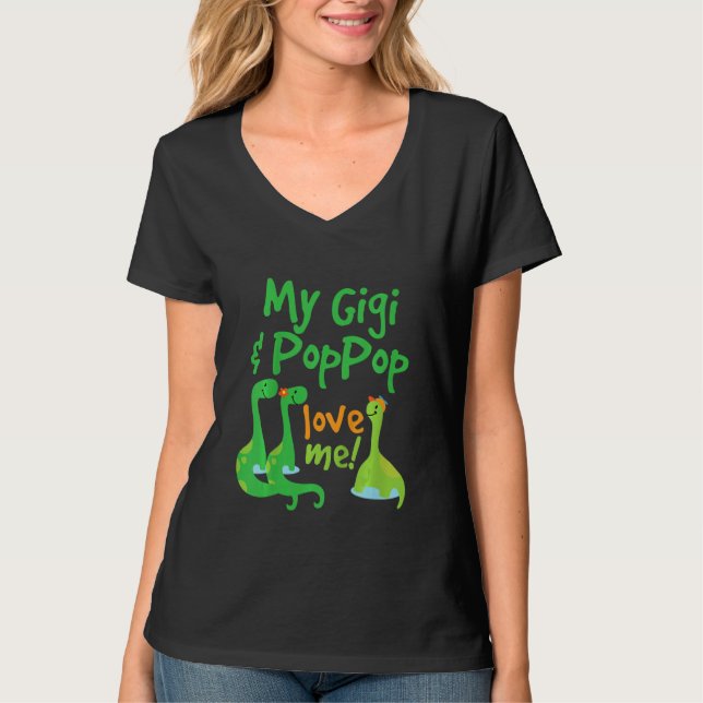 Camiseta Kids Gigi and PopPop Love Me Grandchild Dinosaur (Frente)