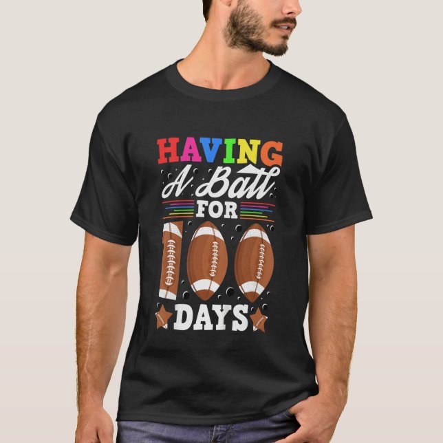 Camiseta Kids Having A Ball For 100 Days Of School Football (Frente)