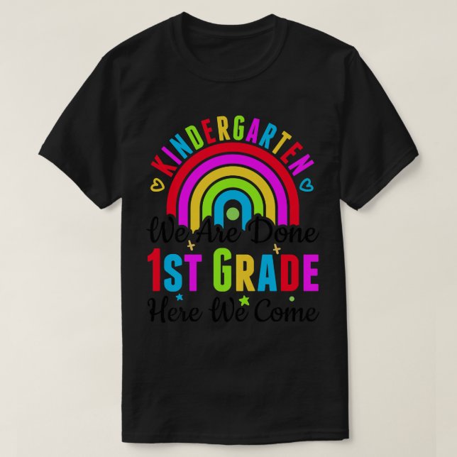 Camiseta Kids Kindergarten We Are Done 1st Grade Here We Co (Frente do Design)