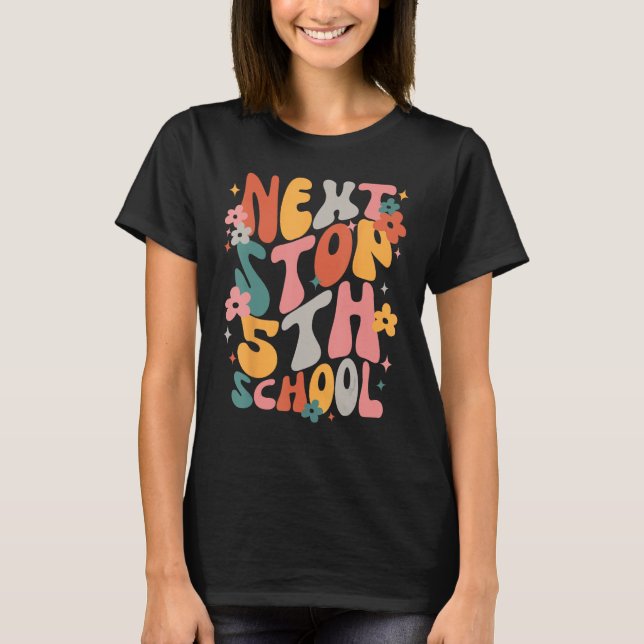 Camiseta Kids Next Stops 5th Grade Groovy Vibes First Day O (Frente)