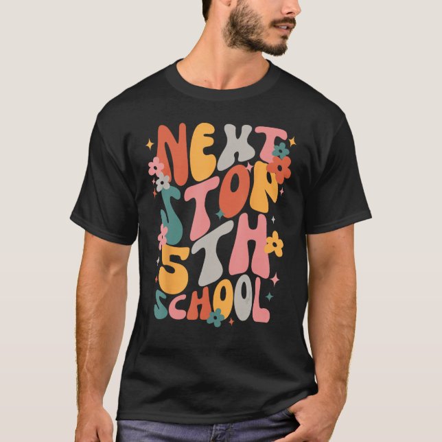 Camiseta Kids Next Stops 5th Grade Groovy Vibes First Day O (Frente)