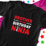 Camiseta Kids Ninja Party Karate Brother de Birthday Ninja<br><div class="desc">Este Irmão da design de aniversário Ninja é perfeito para um tema de festa de aniversário ninja da família. Apresenta símbolo japonês para Ninjutsu com o cartoon ninja jogando estrelas o aniversariante ou garota vai amar! Este design de aniversário ninja para o irmão do ninja de aniversário que gosta de...</div>