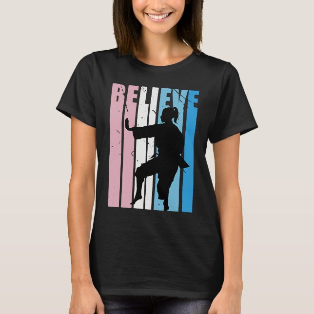 Camiseta Kids Retro Karate Motivational Believe Practice Th (Frente)