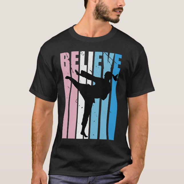 Camiseta Kids Retro Karate Motivational Believe Practice Th (Frente)