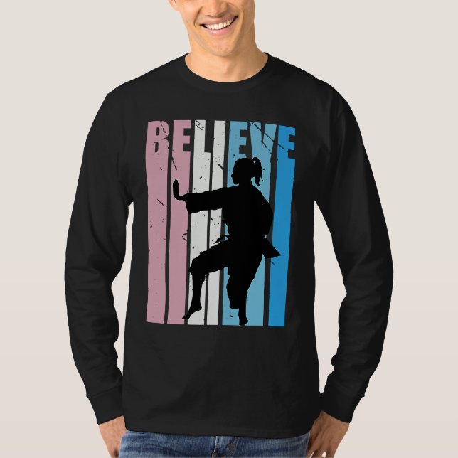 Camiseta Kids Retro Karate Motivational Believe Practice Th (Frente)
