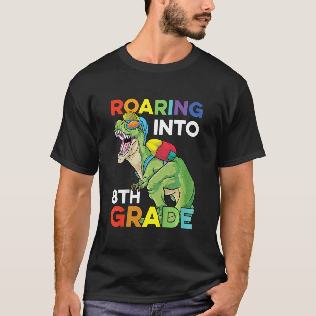 Camiseta Kids Roaring Into 8th Grade Back To School Dinosau (Frente)
