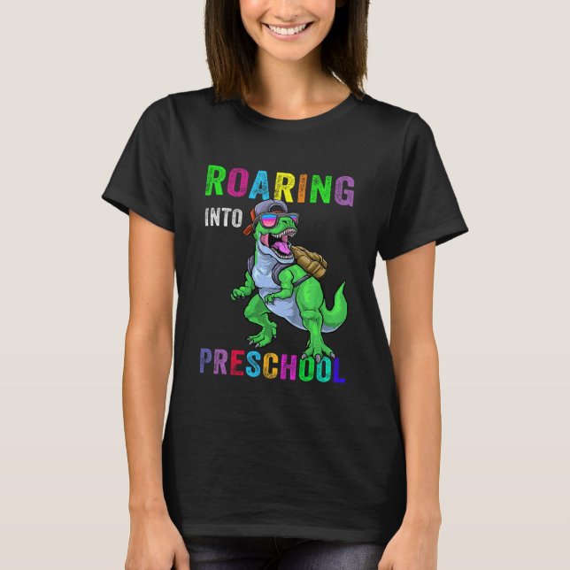 Camiseta Kids Roaring Into Preschool Dinosaur 1st Day Back  (Frente)
