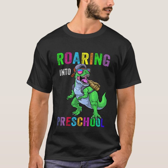 Camiseta Kids Roaring Into Preschool Dinosaur 1st Day Back  (Frente)