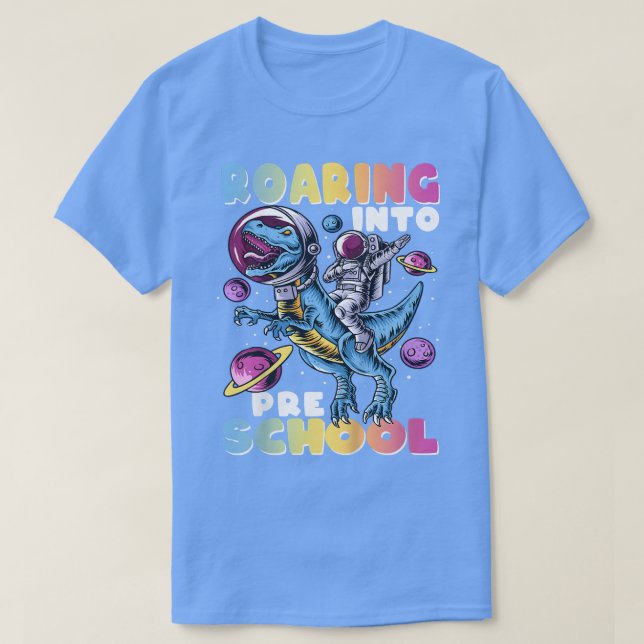 Camiseta Kids Roaring into Preschool Dinosaur Astronaut Pre (Frente do Design)