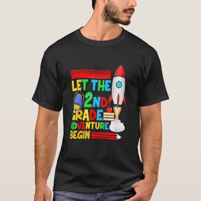Camiseta Kids Second Grade Let The 2nd Grade Adventure Begi (Frente)
