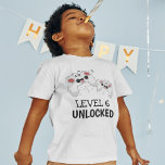 Camiseta Kids Video Gaming T-Shirt<br><div class="desc">Esses camisetas de jogos legal com duas placas de controle de jogos sobre um fundo branco, com texto lúdico que diz "NÍVEL 6 DESBLOQUEADO" e "SEU NOME E IDADE". Todos os estilos de fonte e cores podem ser alterados clicando no link personalizar depois de personalizar.</div>