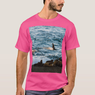 Camiseta Killer whale hunting seals on the beach