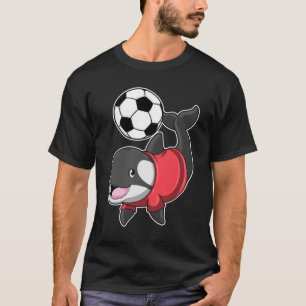 Camiseta Killerwhale como jogador de futebol com futebol