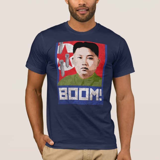Camiseta Kim Jong Un Propaganda - BOOM - (Frente)