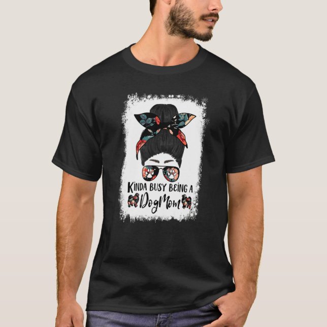 Camiseta Kinda Busy Being A Dog Mom Keeshond  Messy Bun (Frente)