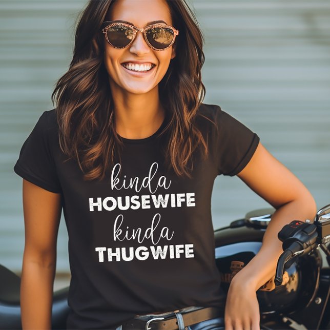 Camiseta Kinda Housewife Kinda Thugwife (Criador carregado)