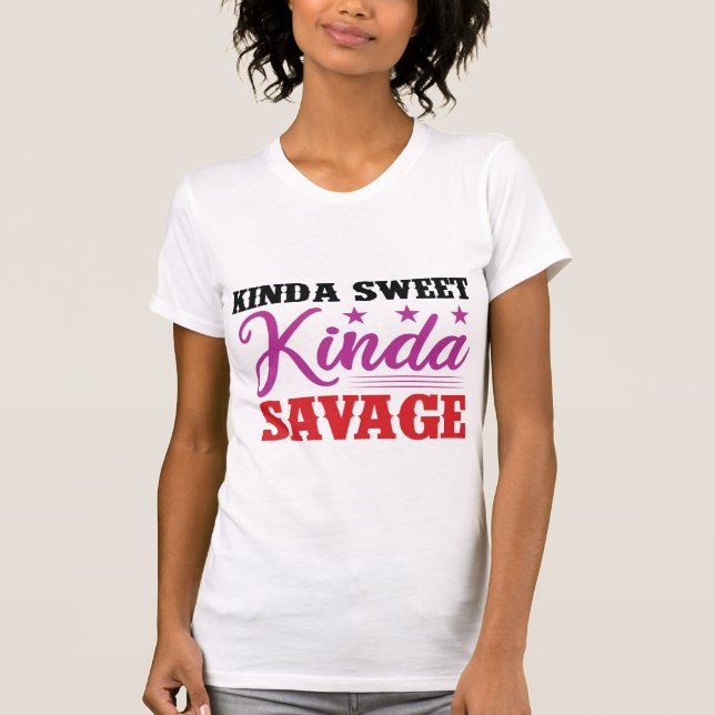 Camiseta Kinda Sweet Kinda Savage – Sassy Girl Power Quote  (Frente)