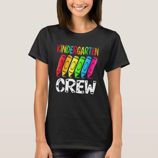Camiseta Kindergarten Crew Back To School Crayon Teacher St (Frente)