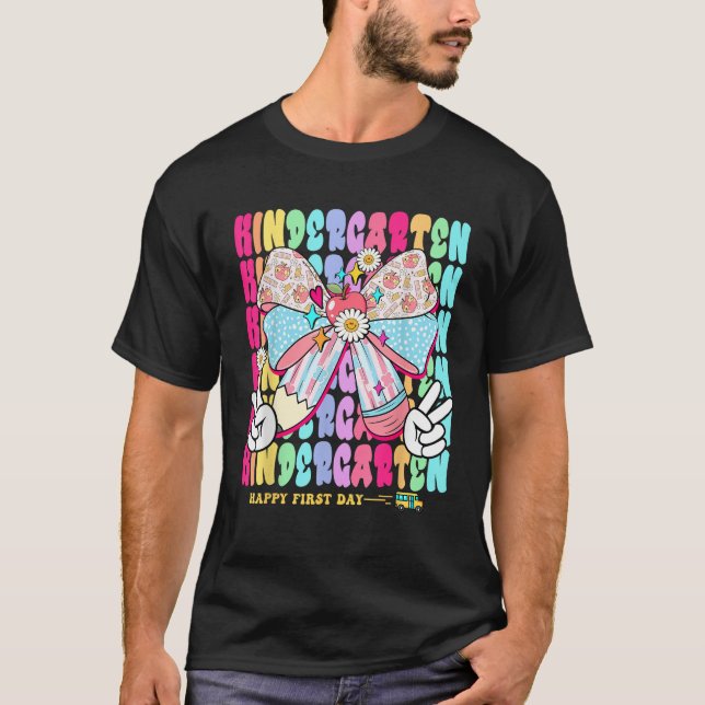 Camiseta Kindergarten Happy First Day Coquette Bow Back to  (Frente)