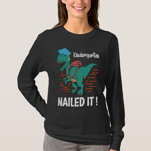 Camiseta Kindergarten has made it a mother dinosaur graduat (Frente)