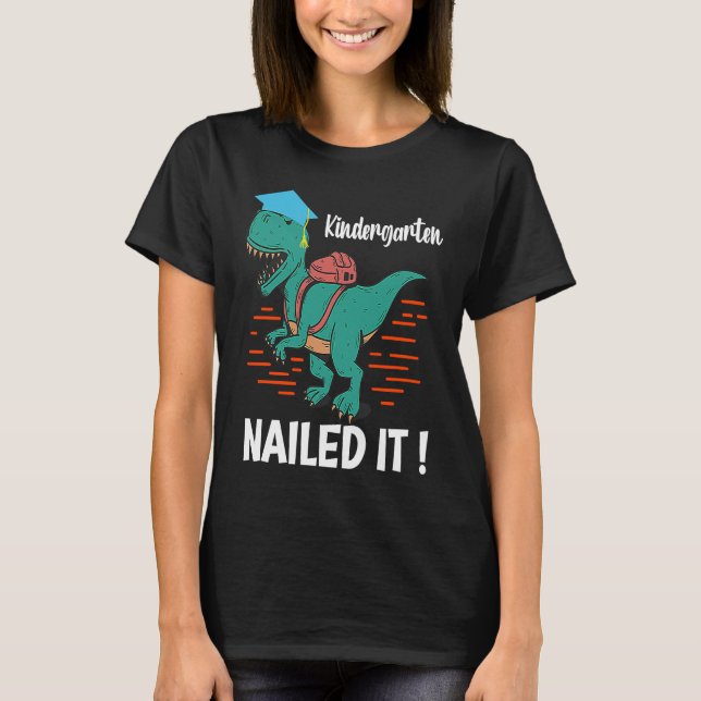 Camiseta Kindergarten has made it a mother dinosaur graduat (Frente)