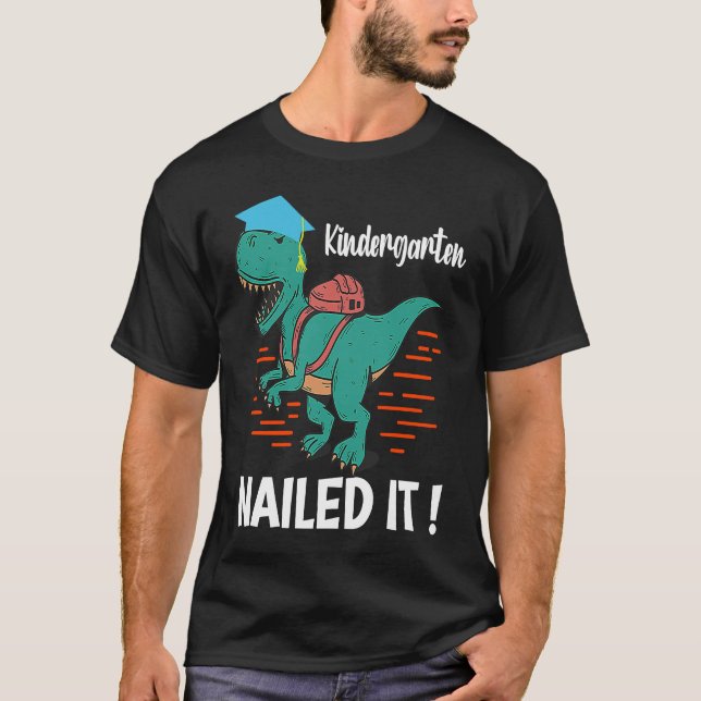 Camiseta Kindergarten has made it a mother dinosaur graduat (Frente)