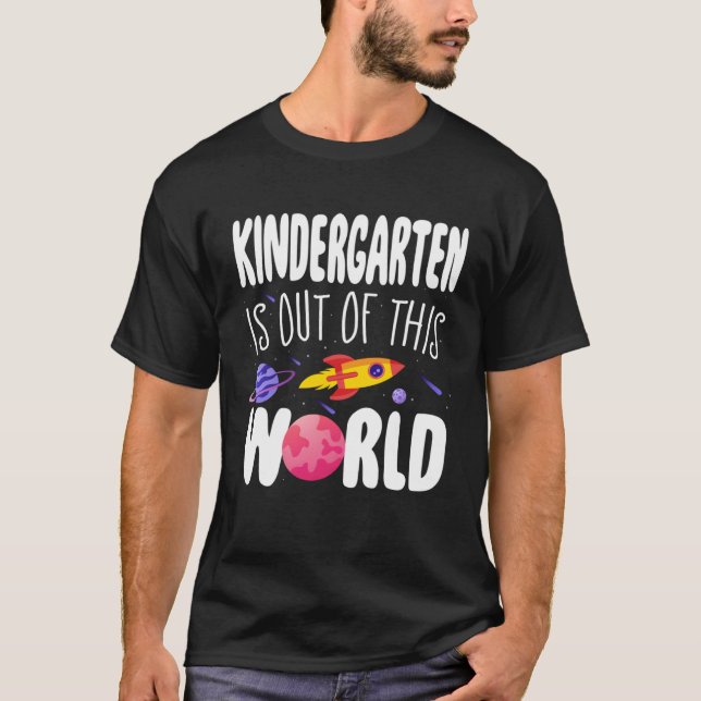 Camiseta Kindergarten is Out of This World Teacher Apprecia (Frente)