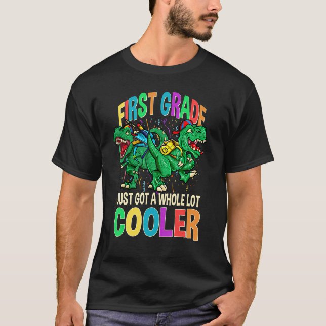 Camiseta Kindergarten Just Got A Lot Cooler Dinosaur Back T (Frente)