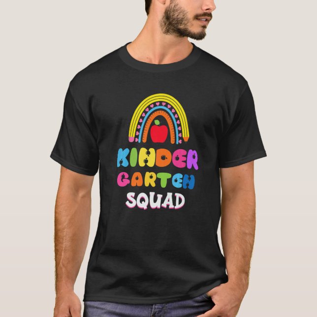Camiseta Kindergarten Squad Teacher School Rainbow Women Ki (Frente)