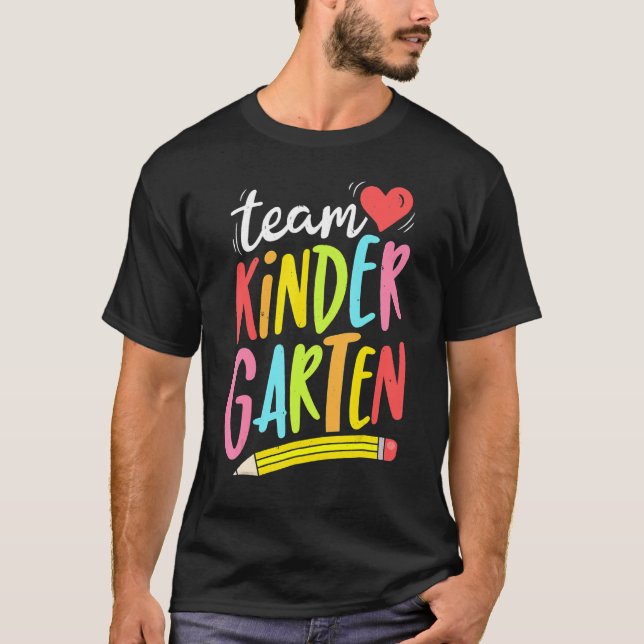 Camiseta Kindergarten Team Kinder De Volta À Professora Ki (Frente)