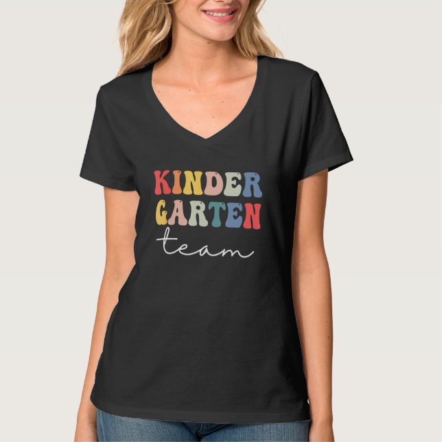 Camiseta Kindergarten Team Retro Groovy Womens First Day Of (Frente)