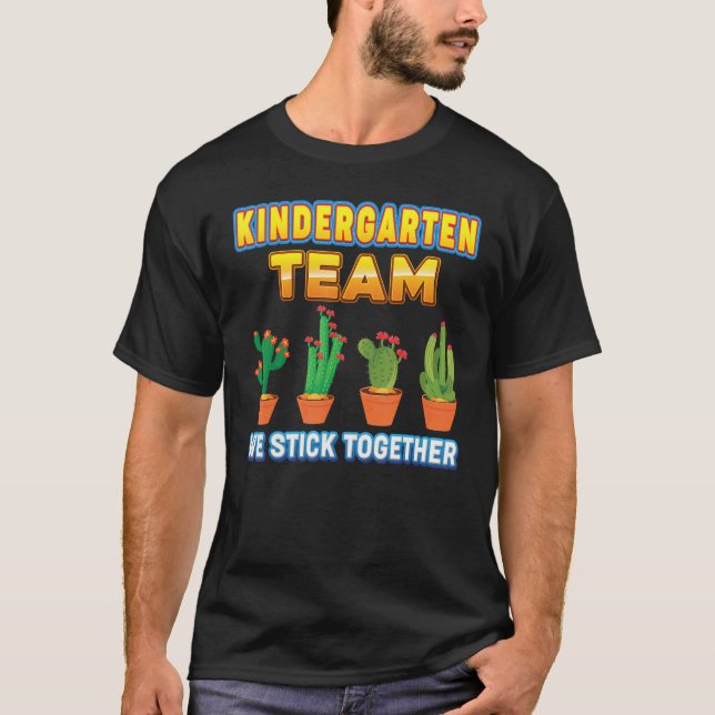 Camiseta Kindergarten Team We Stick Together Back To School (Frente)