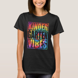 Camiseta Kindergarten Vibes Equipe Kinder Tie Dye Primeiro 