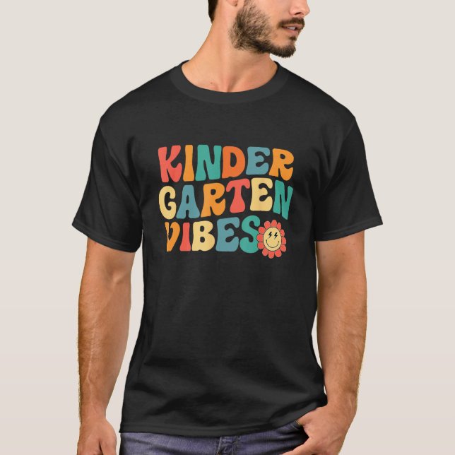 Camiseta Kindergarten Vibes Kinder Crew Retro First Day Of  (Frente)