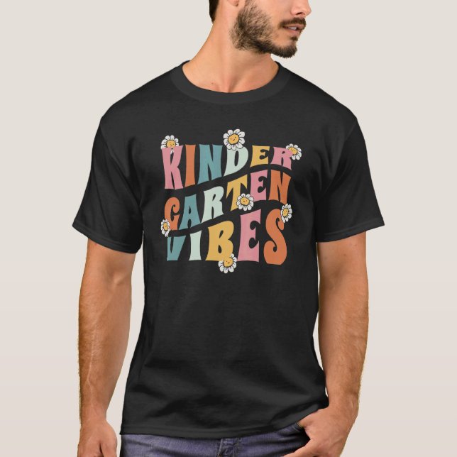 Camiseta Kindergarten Vibes Teacher and Student First Day o (Frente)
