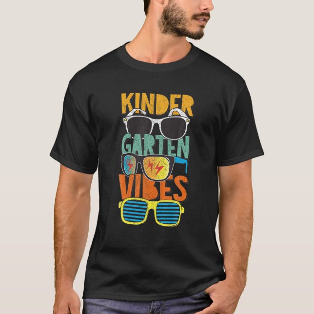 Camiseta Kindergarten Vibes Team Kinder Retro Primeiro Dia  (Frente)