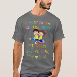 Camiseta Kindergarten we are done 1st grade here we come T-
