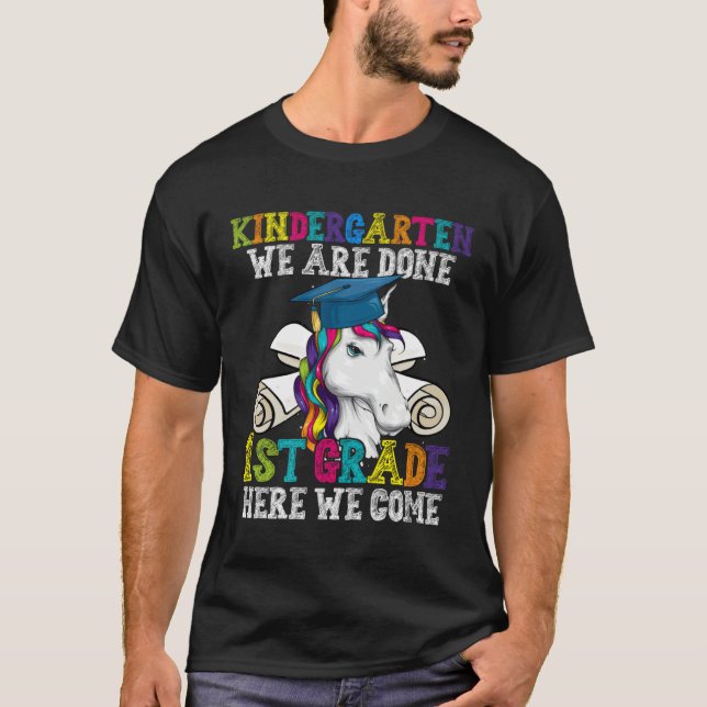 Camiseta Kindergarten We Are Done 1st Grade Unicorn Graduat (Frente)