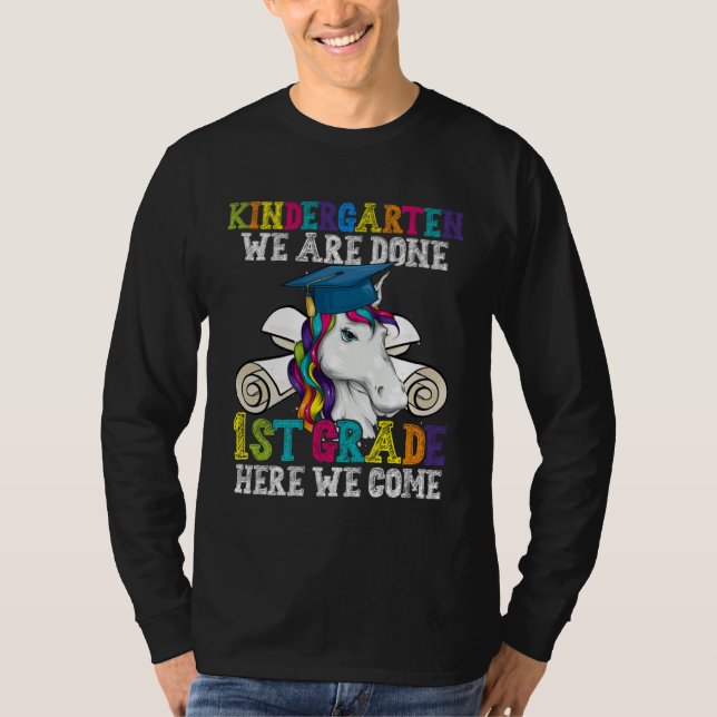 Camiseta Kindergarten We Are Done 1st Grade Unicorn Graduat (Frente)