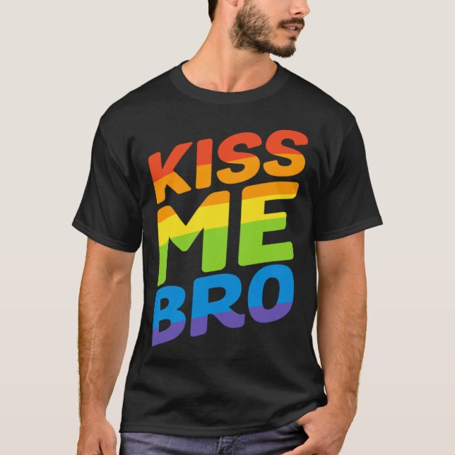 Camiseta Kiss Me Bro Rainbow Flag  Gay Pride LGBT (Frente)