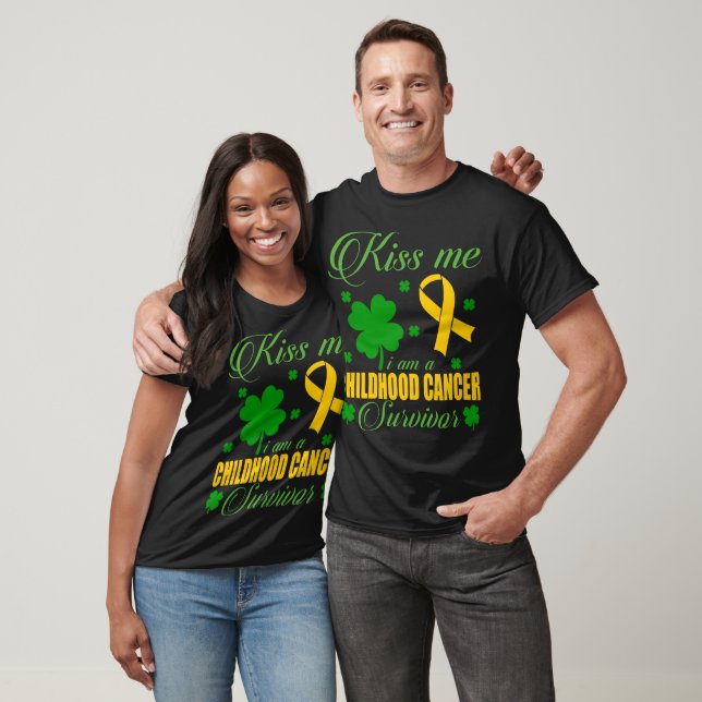 Camiseta Kiss Me Childhood Cancer Survivor St Patrick Day  (Unissex)