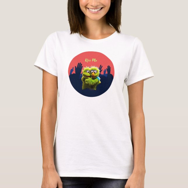 Camiseta Kiss Me Cute Green Puppets Love Design (Frente)
