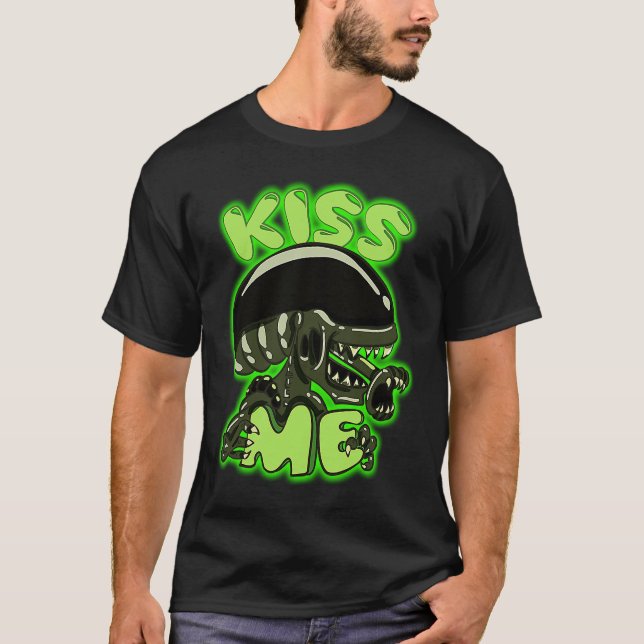 Camiseta Kiss Me Funny UFO Alien Science Fiction (Frente)