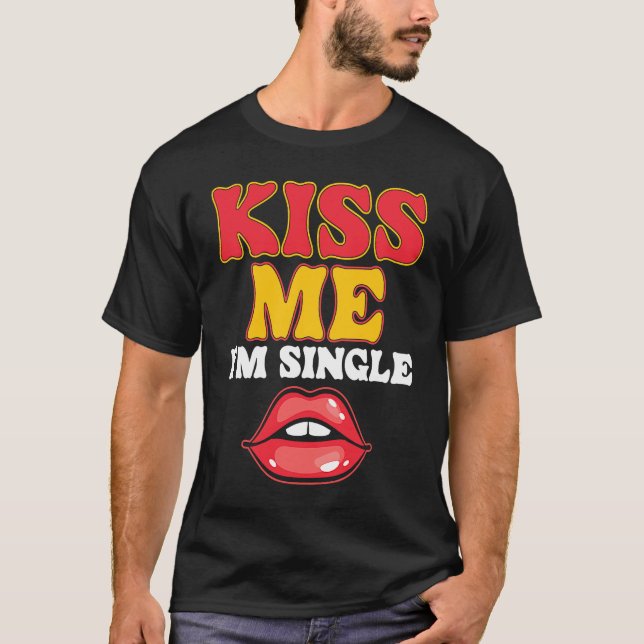 Camiseta Kiss Me I Am Single Love Relationship Valentines D (Frente)