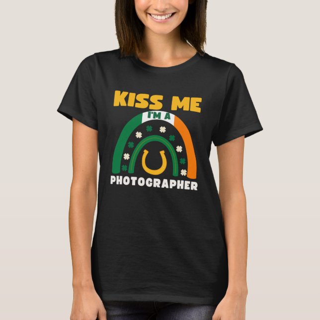 Camiseta Kiss Me I m A Photographer St Patricks Day Puns Ir (Frente)