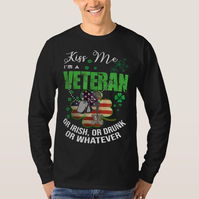 Camiseta Kiss Me I m A Veteran Irish American Shamrock Flag (Frente)