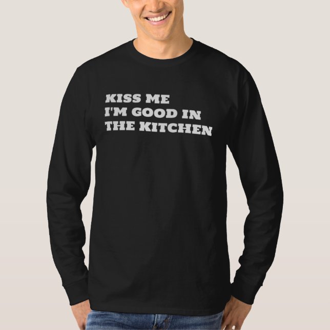 Camiseta Kiss Me I m Good In The Kitchen Fun  Text (Frente)