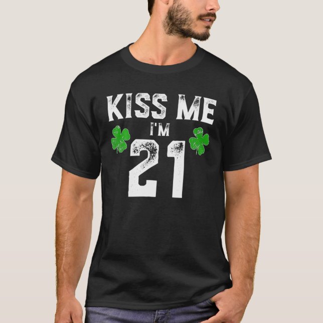 Camiseta Kiss Me I'm 21 St Pattys Day Birthday Gift (Frente)