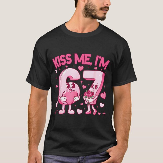 Camiseta Kiss Me I'm 6 7 Cute Funny 67 Meme Birthday Valent (Frente)
