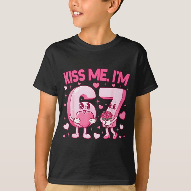 Camiseta Kiss Me I'm 6 7 Cute Funny 67 Meme Birthday Valent (Frente)
